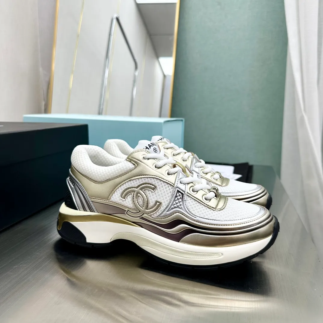 👟👟Ex-factory price 640 👟👟 Women's Shoes Women's Clothing Chanel Chanel 23C Early Spring Resort Series Xiaoxiang Metal Casual Sports Shoes Gold Silver Horn King The latest foreign catwalk series Chanel Chanel 2023 Early Spring Series is held in the second smallest country in the world. The series is inspired by Monaco's international seaside lifestyle, from the F1 racing track to beach swimming pools, from casinos to tennis courts, to create a diverse and unique new series of racing driver's helmets, jumpsuits and other elements that have been reinterpreted to be more fashionable. Exquisite packaging at the delivery counter 🛍📦 ▪️Fabric: Original imported metal cowhide + technical fabric ▪️Inner lining: Original custom-made breathable mesh ▪️Sole: Original molded ultra-light foam combination outsole ▪️Sole thickness: 3.5CM ▪️Size: Women’s 35-41